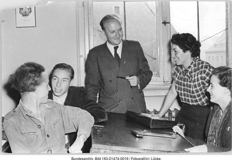  Fritz Behrens (Mitte) mit Studierenden der Universität Leipzig, 26.9.1953, Quelle: Bundesarchiv, Bild 183-21474-0016 / Fotograf(in): Lücke.
