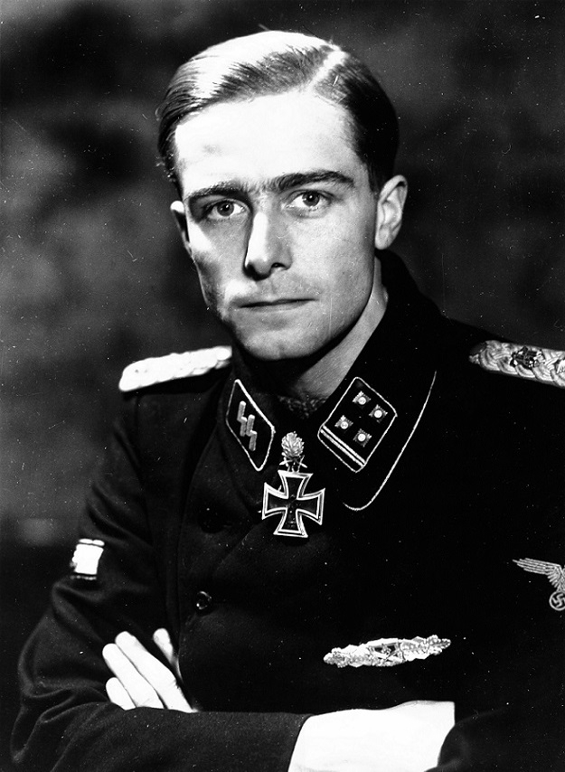  Brustbild Joachim Peiper, 1944, Fotograf: Heinrich Hoffmann (1885–1957), Quelle: Bayerische Staatsbibliothek München, Bildarchiv, Fotoarchiv Hoffmann, https://bildarchiv.bsb-muenchen.de).