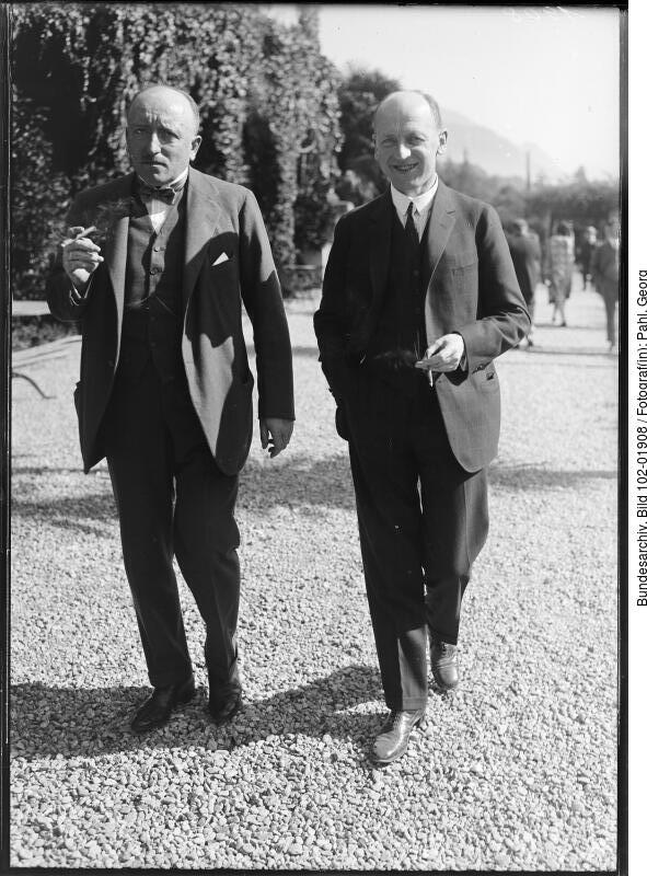  Friedrich Gaus (rechts) mit Staatssekretär Carl von Schubert (1882–1947), Oktober 1925, Locarno (Kanton Tessin), Quelle: Bundesarchiv, Bild 102-01908 / Fotograf: Georg Pahl (1900–1963).
