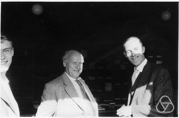   Ludwig Bieberbach (Mitte) mit (v.l.n.r.) Helmut R. Salzmann (1930–2022) und Wilhelm Süss (1895–1958), 1958, Quelle: Mathematisches Forschungsinstitut Oberwolfach, Photo Collection, Fotografin: Enid Grattan-Guinness.