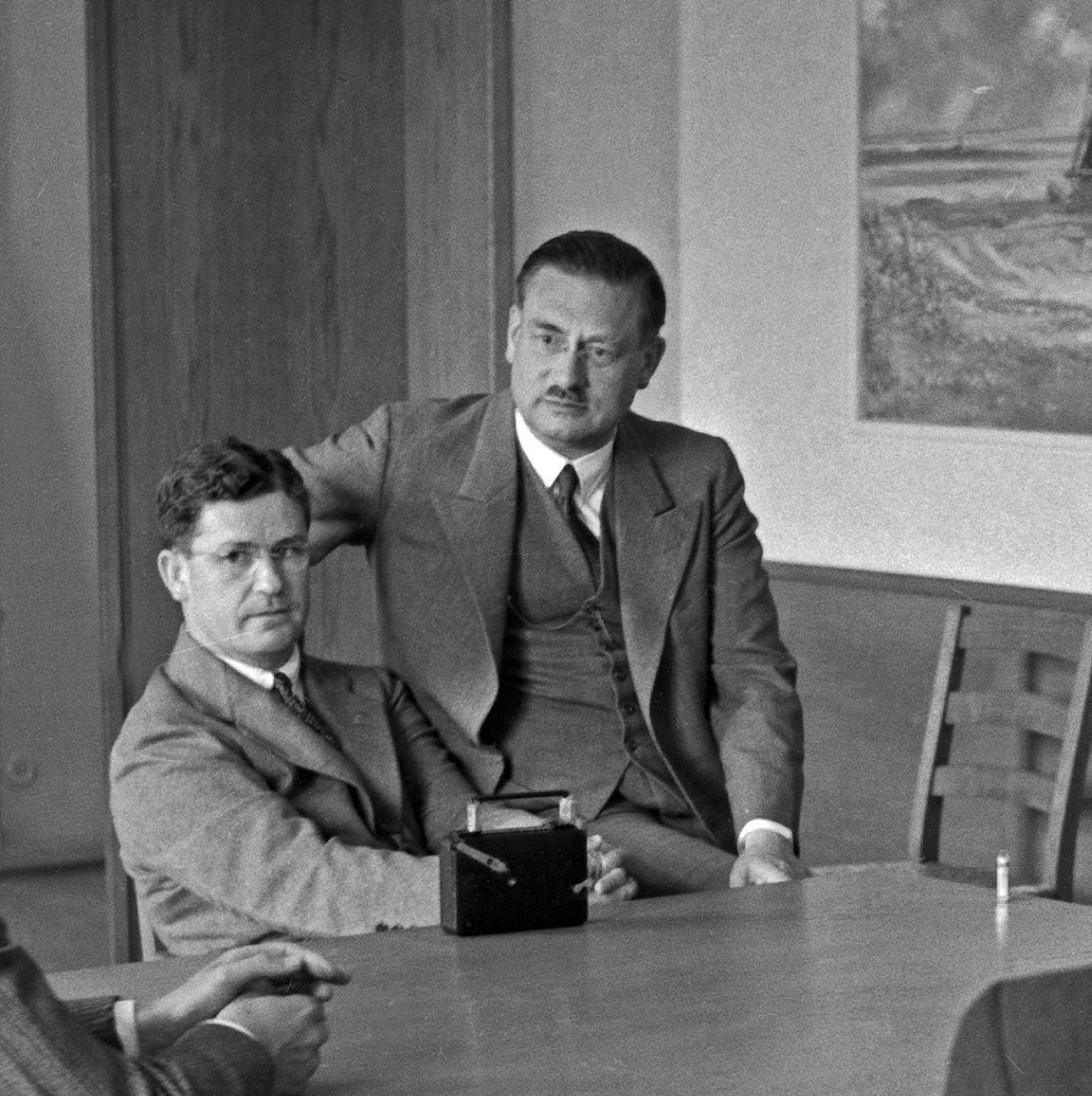  Peter Debye (rechts) mit einem namentlich unbekannten Schüler, Kaiser-Wilhelm-Institut für Physik, Berlin, ca. 1935, Bildausschnitt, Quelle: Imago/United Archives.