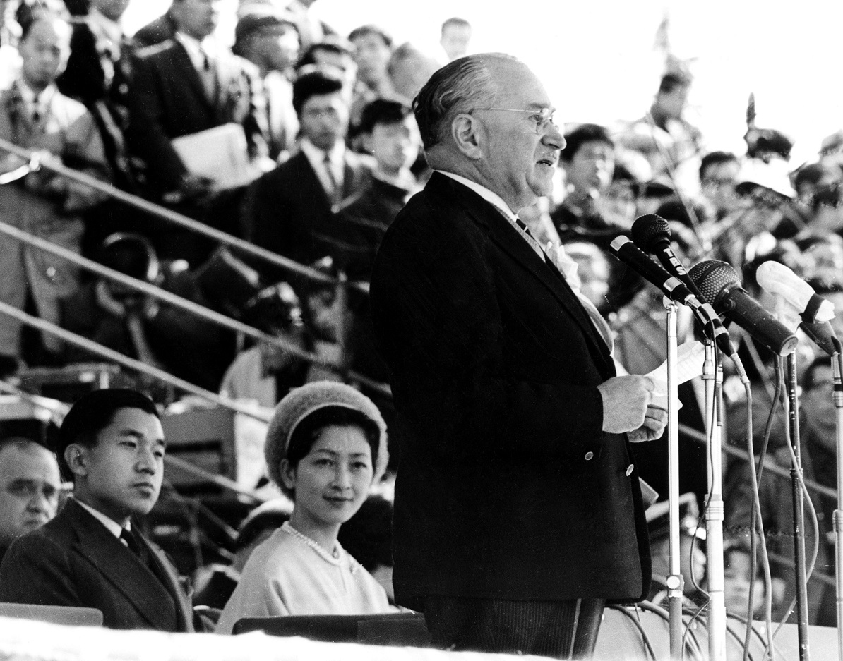  Ludwig Guttmann, Ansprache bei den Sommer-Paralympics 1964, im Hintergrund links der japanische Kronprinz Akihito (geb. 1933) mit seiner Ehefrau Michiko (geb. 1934), Tokio, 8.11.1964, Quelle: Imago/United Archives.