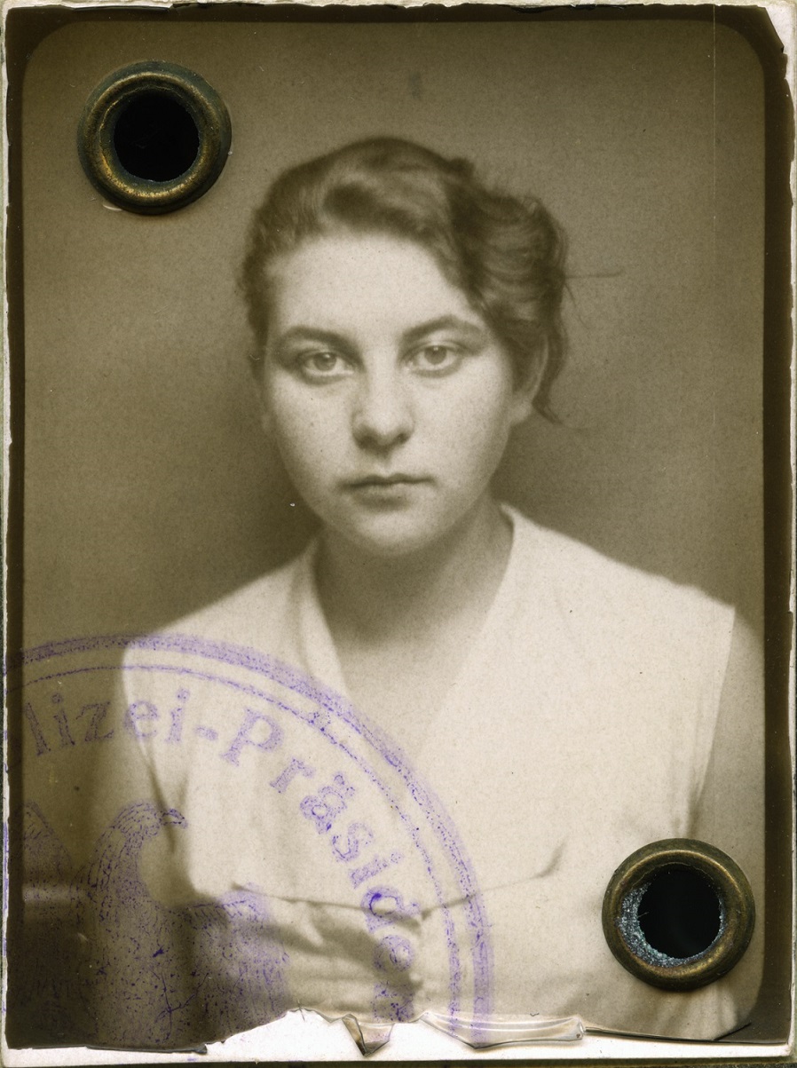  Marta Hillers, Passbild, 1931, Quelle: Archiv des Instituts für Zeitgeschichte (München), ED 934, Band 1, Fotograf(in): unbekannt.
