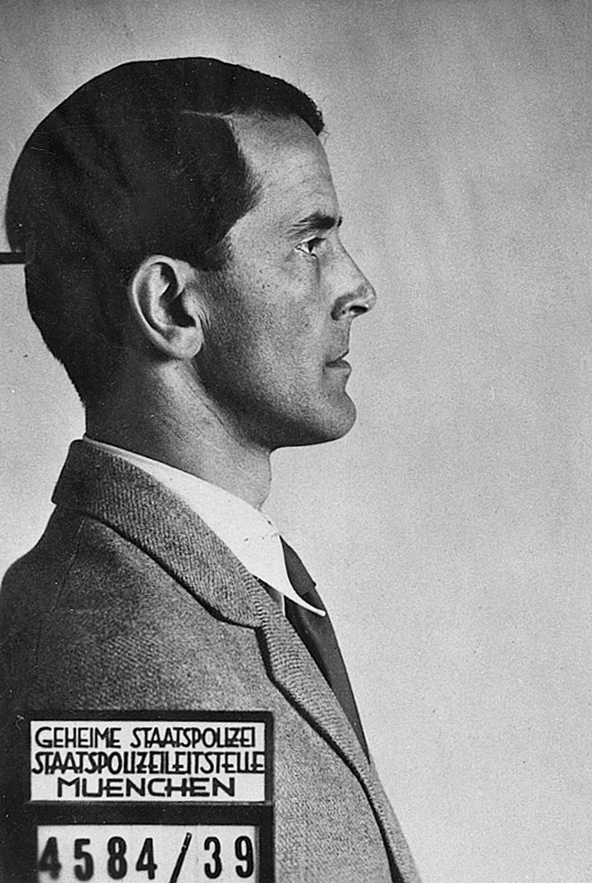  Adolf von Harnier nach seiner Verhaftung durch die Gestapo im August 1939, Quelle: Bayerisches Hauptstaatsarchiv, Bildersammlung Personen 2064, Fotograf(in): unbekannt.