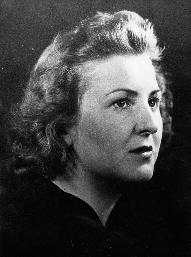  Eva Braun, ca. 1940, Fotograf: Heinrich Hoffmann (1885–1957), Quelle: Bayerische Staatsbibliothek München, Bildarchiv, Fotoarchiv Hoffmann, https://bildarchiv.bsb-muenchen.de).